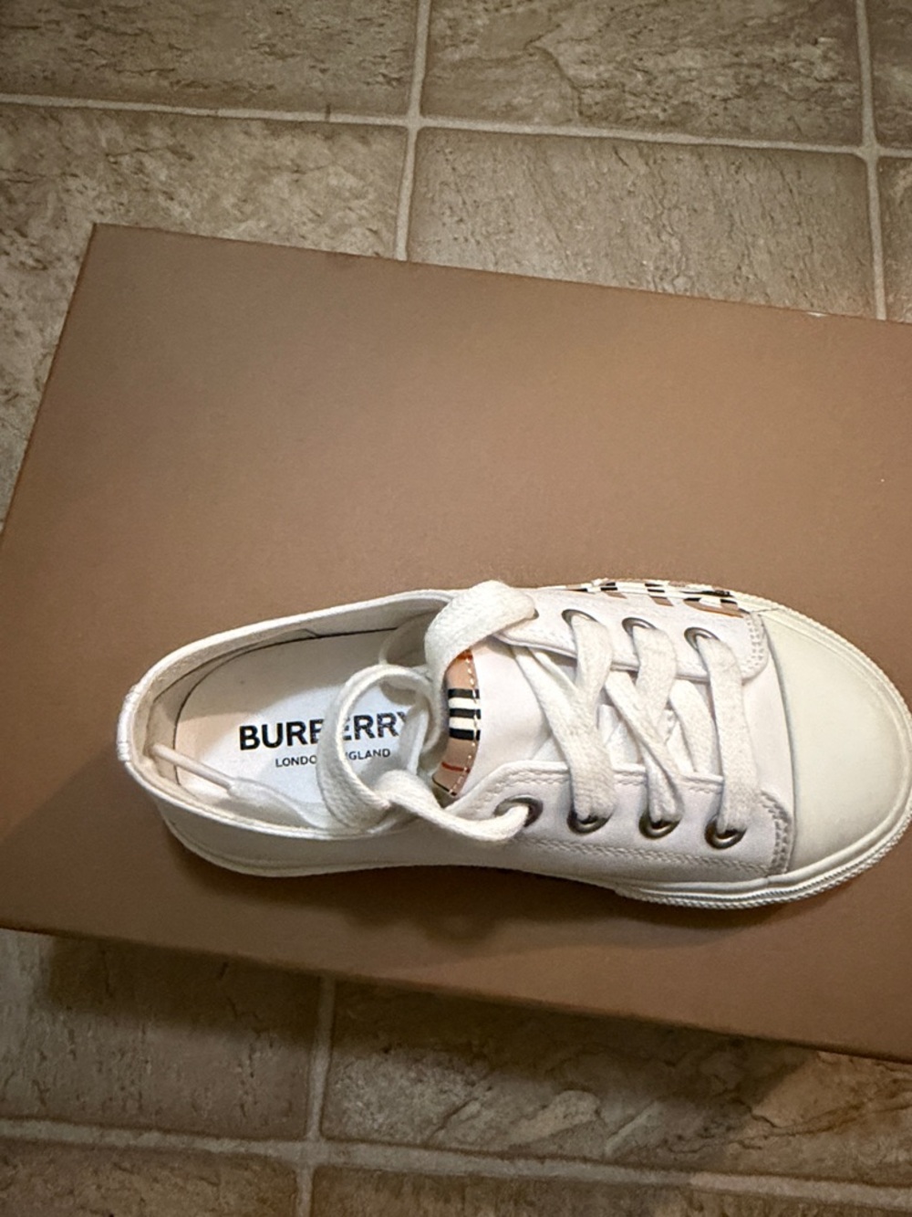 Burberry Cream/White Kids Logo Low-Top Sneakers size 27 or 10 US - Picture 3 of 4